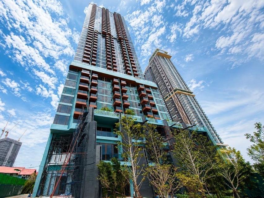 For Sale — Direct Sea View Condo at Arom JomtienDirect sea view condo for sale at Arom Jomtien, a first-line beachfront project in Jomtien. Available 11