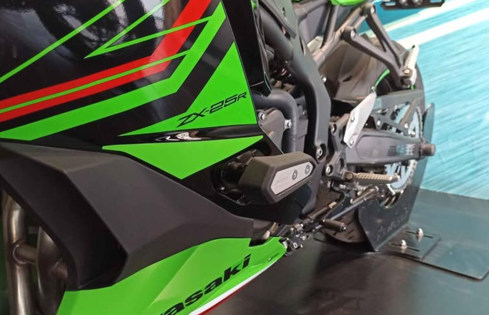 ปล่อยขาย Kawasaki Ninja ZX-25R สีเขียว 4