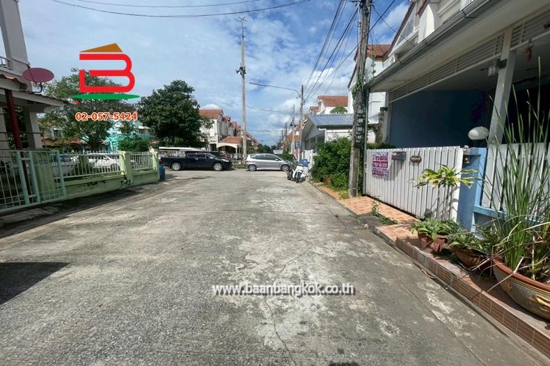 ทาวน์เฮาส์ หมู่บ้าน วรารักษ์ รังสิต คลอง 3 เนื้อที่ 20.5 ตรว. ถนนรังสิต-นครนายก ต.คลองสาม อ.คลองหลวง จ.ปทุมธานี 12