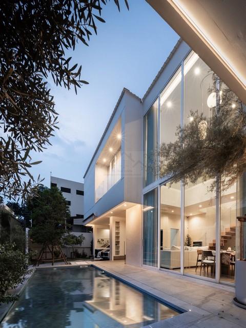 ขายบ้านเดี่ยวสไตล์พูลวิลล่า สีขาว Minimal 2 ชั้นสร้างใหม่ 100 ตรว. ซอยลาดพร้าว 64 พร้อมสระว่ายน้ำ ใกล้รถไฟฟ้า ใกล้รัชดา 1