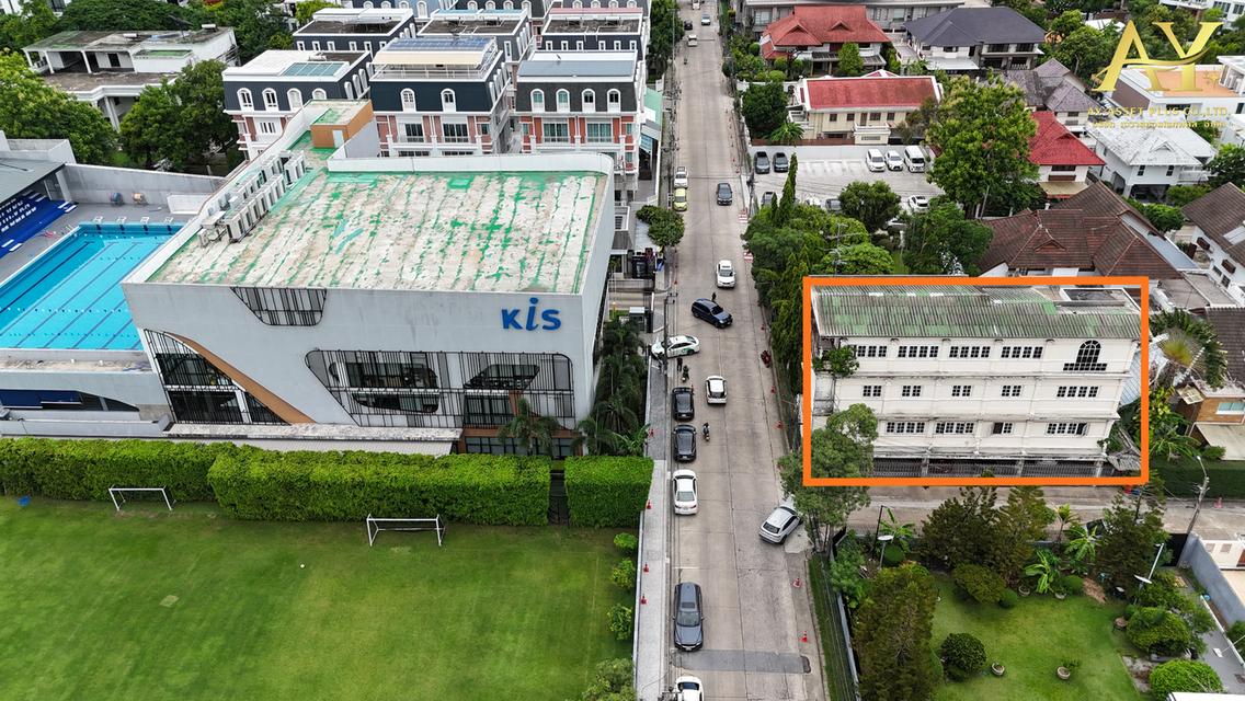 ขายที่ดินพร้อมบ้านเก่าแปลงหัวมุม #เกศินีวิลล์ (Kesinee Ville) 128 ตร.ว. ใกล้โรงเรียนนานาชาติ KIS เพียง 10 เมตร! 1