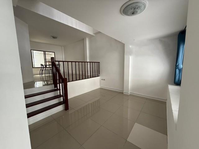 MTR39 จอดรถได้สูงสุด 5 คัน! ให้เช่าบ้านกลางเมือง เหม่งจ๋าย-ลาดพร้าว บ้านเล่นระดับ 3 นอน 3 น้ำ แอร์ครบ พร้อมครัวโปร่งน่าใช้งาน 2