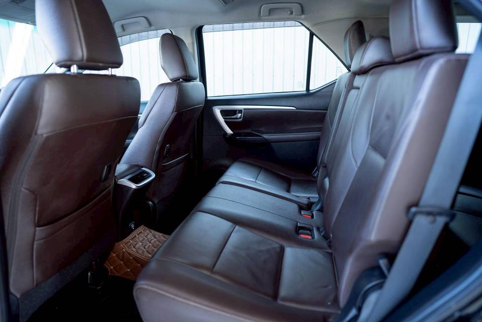 Toyota Fortuner 2.4G ปี19 12
