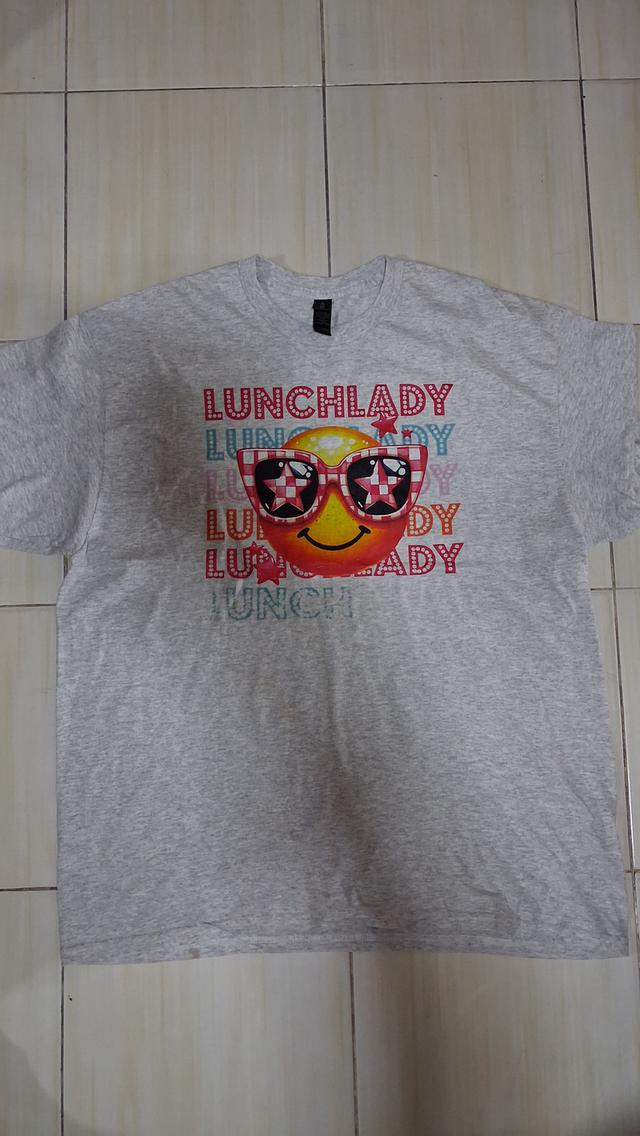 เสื้อยืดวินเทจมือสอง สีเทาพิมพ์ลายหน้ายิ้มสวมแว่นตากันแดดลายตารางสีแดง พร้อมข้อความ