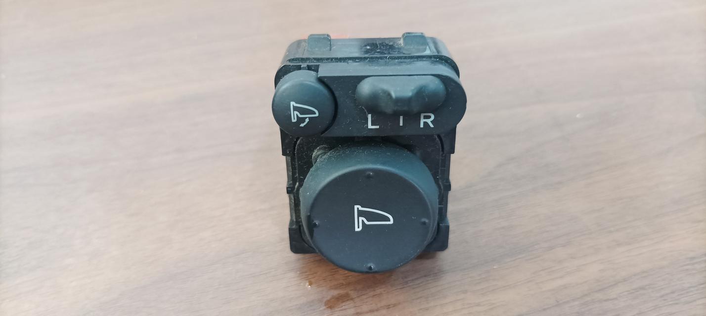 สวิตซ์ปรับกระจกมองข้างไฟฟ้า Honda Jazz แบบมีปุ่มพับกระจก (แท้ญี่ปุ่น มือ2) ราคาต่อ 1 ชิ้น