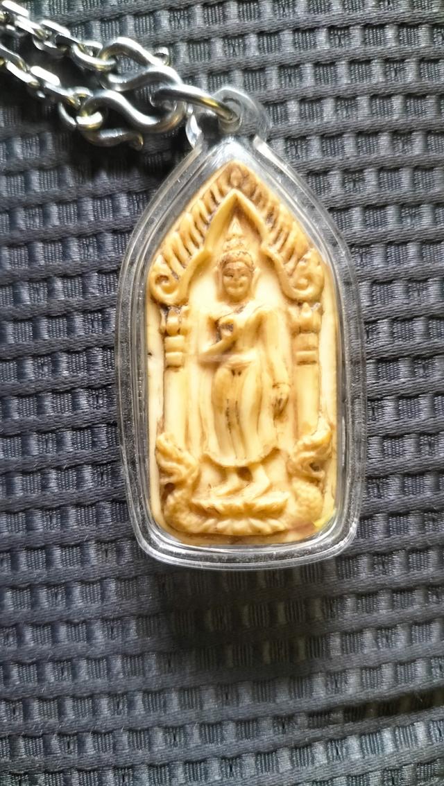 พระพิมพ์ประทานพร เนื้อ ง.แกะ อุดผงใต้ฐาน หลวงปู่เหรียญ วัดหนองบัว จ.กาญจนบุรี ปี 2497