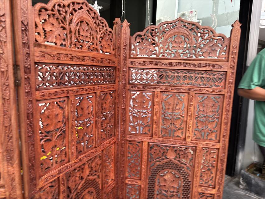 ฉากกั้นห้องไม้แกะสลัก (Wooden Room Divider) แบบ 4 พับ ซึ่งมักเป็นงานหัตถกรรมที่มีลวดลายละเอียดประณีตและได้รับความนิยมในการตกแต่งบ้านสไตล์วินเทจ รูปที่ 3