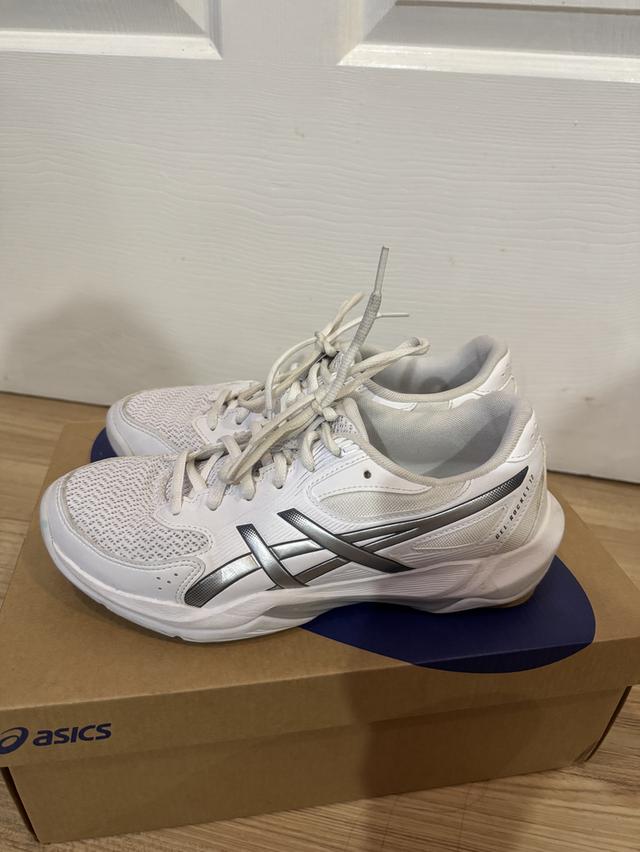 ASICS GEL-ROCKET 12 รองเท้าคอร์ทในร่มที่ตอบโจทย์นักกีฬาระดับเริ่มต้นถึงกลาง ด้วยดีไซน์ที่เน้นความมั่นคง คล่องตัว และรับแรงกระแทกได้ดี มี GEL™ Technolo