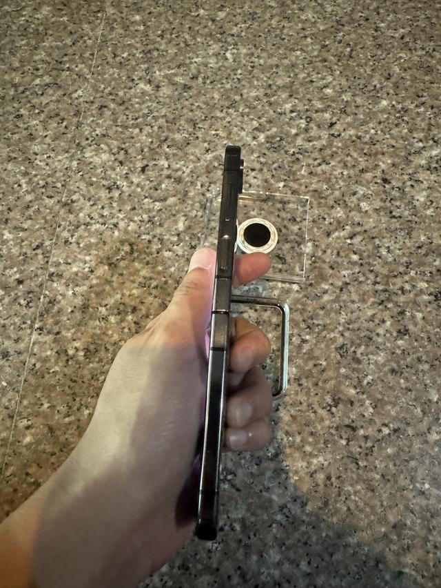 ขายๆๆถูกๆๆSamsungFlip5สีGray256กิ๊กสูนTrueสภาพสวยการใช้งานดีเยี่ยมทุกๆฟังชั่นเครื่องรีสโตได้ตลอดไม่มีติดแอคเค้าใดๆคับ ( จอขาวจั๊วๆจอไม่มีจุดดำไม่มีเส้ 5