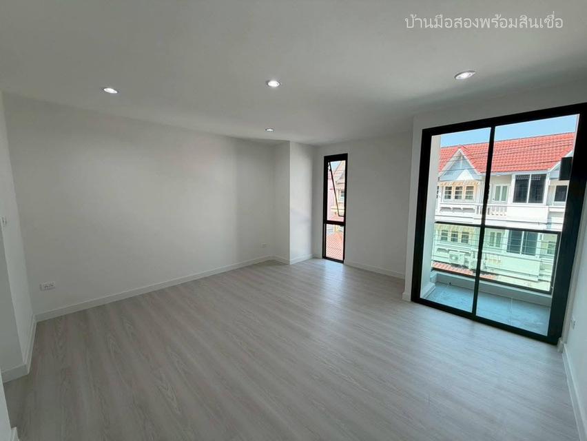 ทาวน์โฮม 3 ชั้น ซอยนาคนิวาส 37 ถนนประดิษฐ์มนูธรรม 16