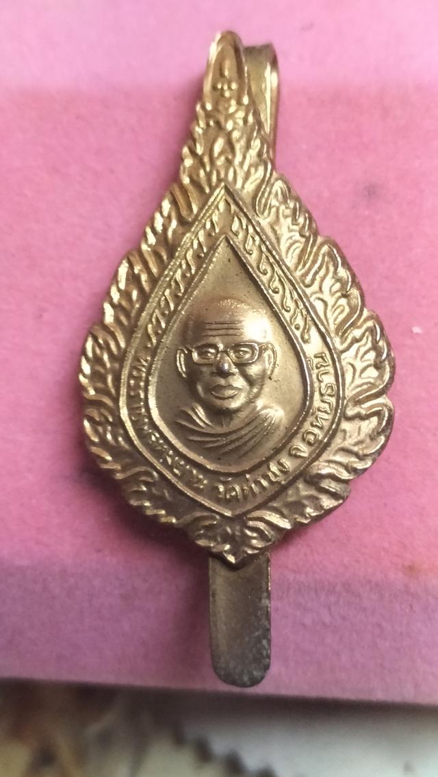 พระเข็มกลัดหลวงพ่อฤาษีลิงดำเนื้อทองผสม รูปย่อยที่ 2