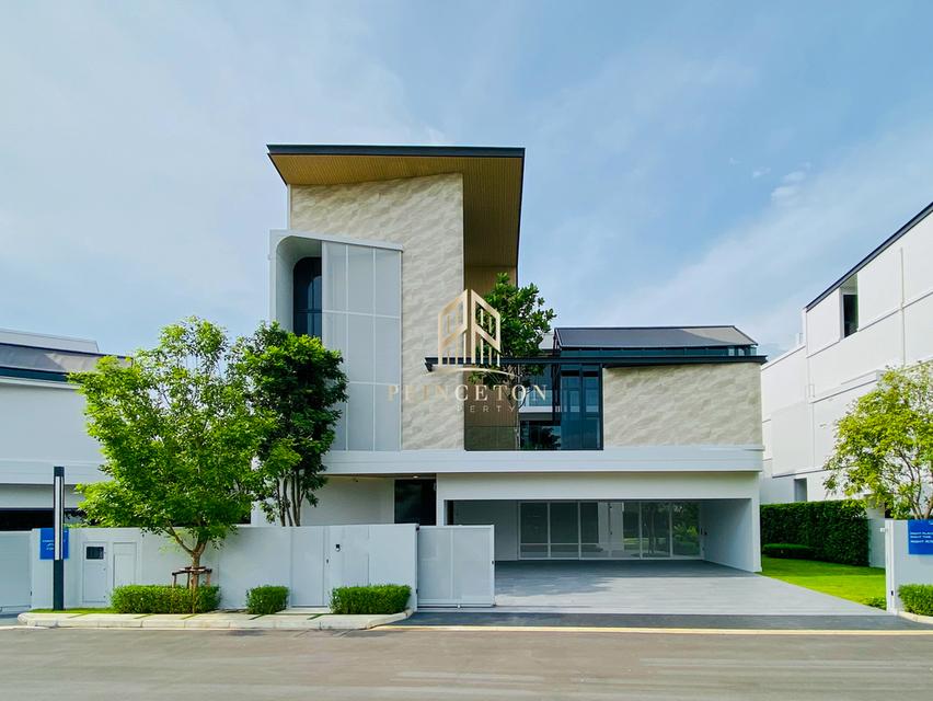 VIVE New Krungthep Kreetha Luxury 3-Storey Modern Home 19
