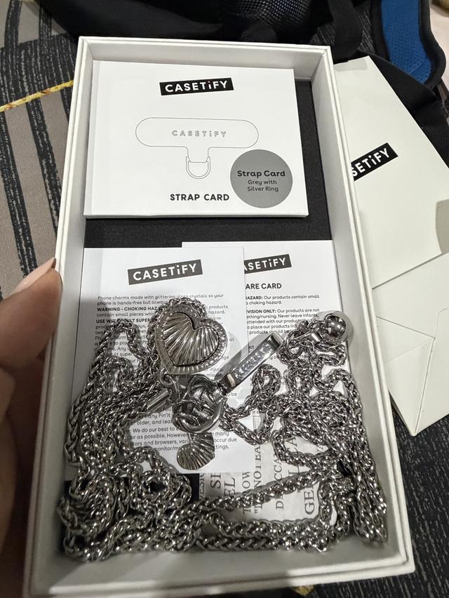 CASETiFY สายคล้องโทรศัพท์แบบสะพายข้าง รุ่น Metal Heart Cross-body Strap สีเงิน รูปที่ 3