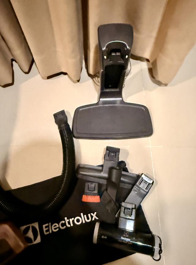 เครื่องดูดฝุ่นไร้สาย Electrolux 2 in 1 สีโรสโกลด์ สวยหรู พร้อมอุปกรณ์ครบชุด รูปที่ 9