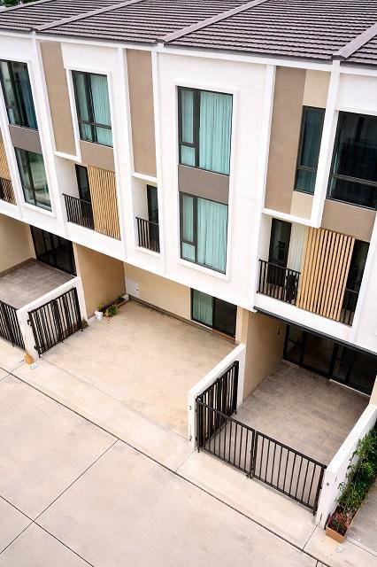 เลียบคลองหลวงแพ่ง MRT ศรีแบริ่ง 2.4 กม.ให้เช่าทาวน์เฮ้าส์ 3 ชั้น 20 ตร.ว. 240 ตร.ม. เฟอร์นิเจอร์ลอยครบ 3 นอน 4 น้ำ 1