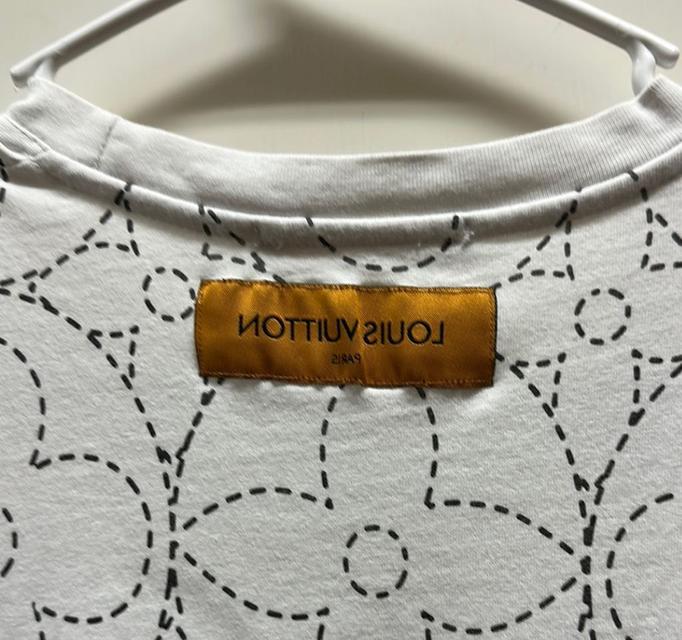 เสื้อ LV Louis Vuitton เสื้อยืดแขนสั้น รุ่น White Graphic Tee large t shirt แท้ มือสอง