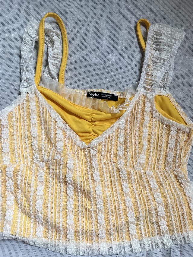 เสื้อครอปสายเดี่ยวลูกไม้