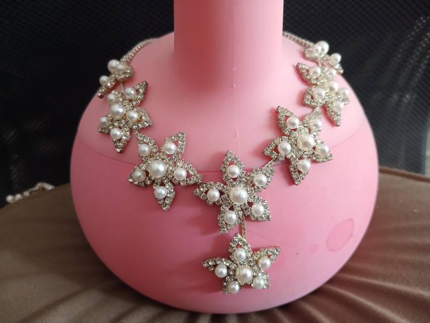 เครื่องประดับมือสองจากญี่ปุ่นค่ะ ใส่ได้กับชุดหลายประเภท  เล่นแสงเล่นไฟสวยๆ มี 6เส้นค่ะ เหมาเลย 500 พร้อมส่งจ้า