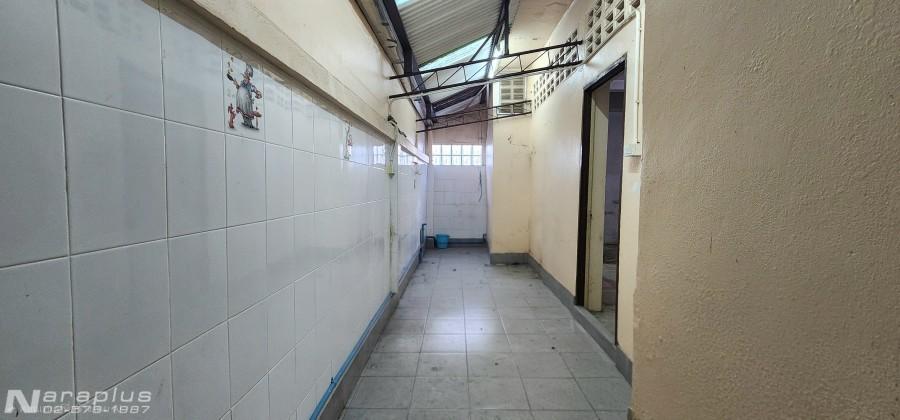 69030200 : ขายทาวน์เฮ้าส์ 2 ชั้นหลังมุม 2 หลังติด พร้อมต่อเติมหน้าบ้าน เนื้อที่หลังละ 15 ตารางวา รวม 30 ตารางวา ถนนเอกชัย 30 จอมทอง กรุงเทพฯ ทำเลดี เด 13