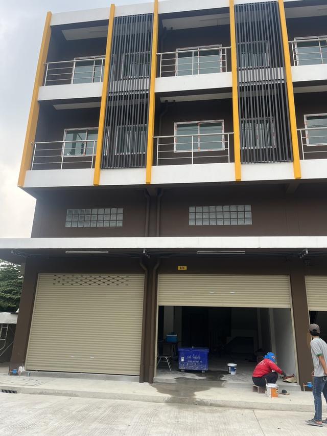 อาคารพาณิชย์ 3 ชั้นให้เช่า ตึกใหม่เพิ่งสร้างเสร็จ พร้อมอยู่ มีน้ำไฟพร้อม ทำเลทอง ต้นซอยประชาอุทิศ 90 อยู่ในละแวกชุมชน ติดถนนใหญ่ 1