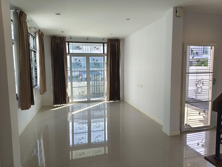 บ้านแฝดสไตล์บ้านเดี่ยว พร้อมติดตั้งระบบโซล่า ตัวบ้านไม่ติดกันสามารถเดินรอบบ้านได้ ก่อสร้างด้วยอิฐมอญแดง 17