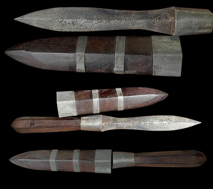 มีดหมอหลวงพ่อรุ่งวัดหนองสีนวล นครสวรรค์ ไม้พญางิ้วดำ ยุคต้น 9