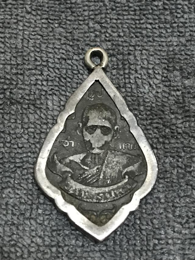 หลวงปู่แขกวัดบางปลา บล็อคนิยม รุ่นแรกปี2488 เนื้อดีบุก หายาก สร้างไม่เกิน200เหรียญ สวยๆหลายๆ แสน ยันต์หลังชัดเจน เหรียญแท้ ดูง่าย สบายตา 36,000 ครับ รูปที่ 3