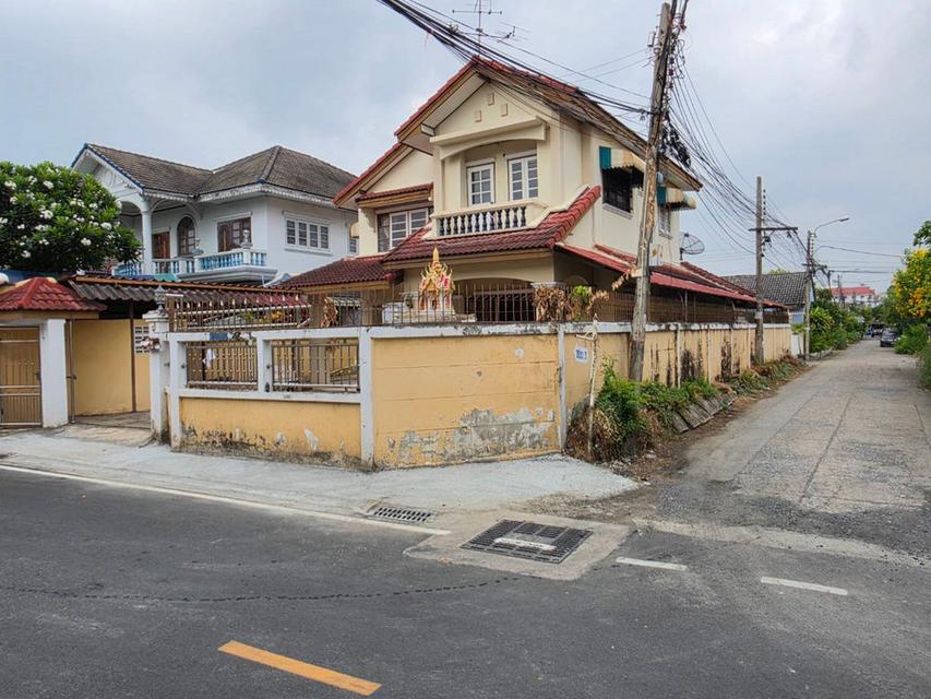 หมู่บ้านราชพฤกษ์ ซอยวัดกู้ ขายบ้าน 2 หลัง บนเนื้อที่ 106 ตารางวา 6 ห้องนอน 4 ห้องน้ำ จอดรถ 3 คัน ใกล้รถไฟฟ้าสีชมพู ห้าแยกปากเกร็ด 2