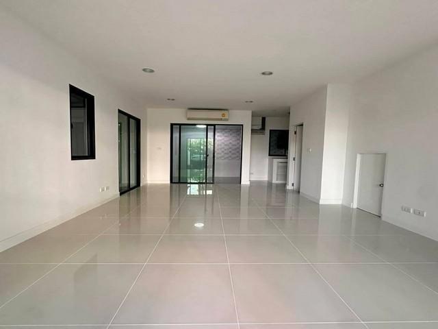 ขายทาวน์โฮม 3 ชั้น 33 ตร.ว. โครงการบ้านกลางเมือง นวมินทร์ 42 หลังมุม ใกล้ รร.เลิศหล้า 3