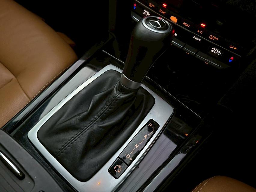 Mercedes-Benz e250 #w212 ปี 2012 สีขาว รถบ้านมือเดียวป้ายแดง ดูแลศูนย์ทุกระยะ 15