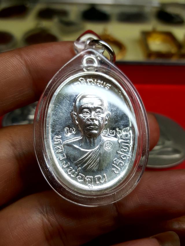 เหรียญเจริญพรบน เนื้อเงิน หลวงพ่อคูณ วัดบ้านไร่ ปี 57