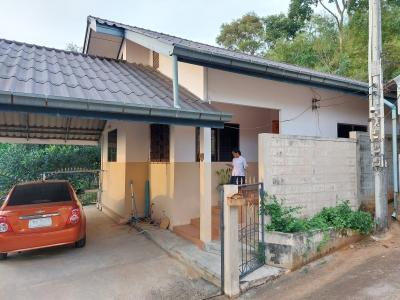 บ้านเดี่ยวบนเขา 54 ตรว. 2 ห้อนนอนใหญ่ 4x4 เมตร พร้อมโรงจอดรถเล็กได้ 2 คัน มีรั้วรอบขอบชิด มีมุ้งลวด เหล็กดัด ผ้าม่าน แอร์ เครื่อวทำน้ำอุ่น ครัว 9