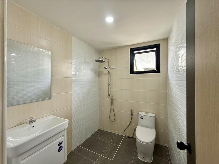 บ้านแฝดพื้นที่ใหญ่ 42.5 ตร.ว. ใกล้เซ็นทรัล–โรจนะ ราคาพิเศษ 2.79 ลบ.* 10