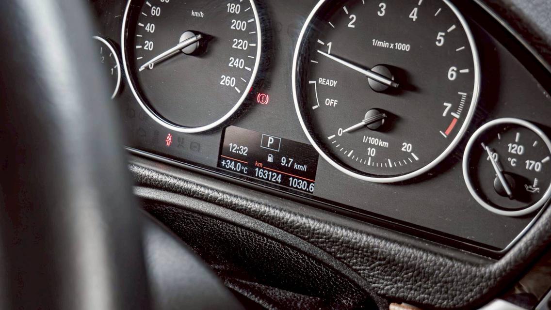 BMW 320i Luxury ปี15 รูปที่ 8