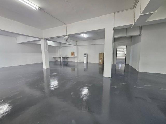ขายโกดังและสำนักงาน บึงศรีราชาจังหวัดชลบุรี บนเนื้อที่ 2 ไร่ อาคารสำนักงาน 3 ชั้น โกดังพื้นที่ 1,614 ตรม