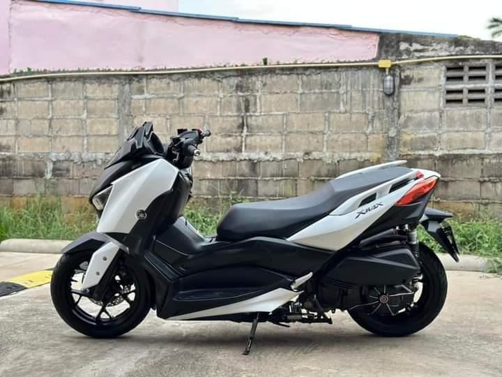 Yamaha Xmax ขาวดำ