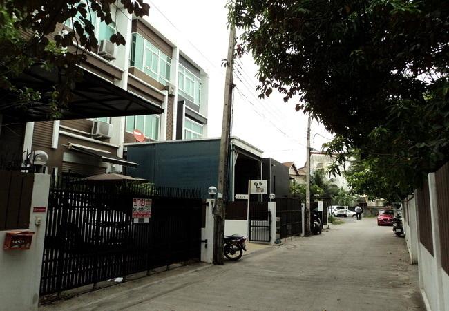 ขายทาวน์เฮ้าส์ ทาวน์อินทาวน์ ถนนประดิษฐ์มนูธรรม เนื้อที่ 41 ตร.ว. 4 ชั้น 3 นอน 4 น้ำ พร้อมอยู่