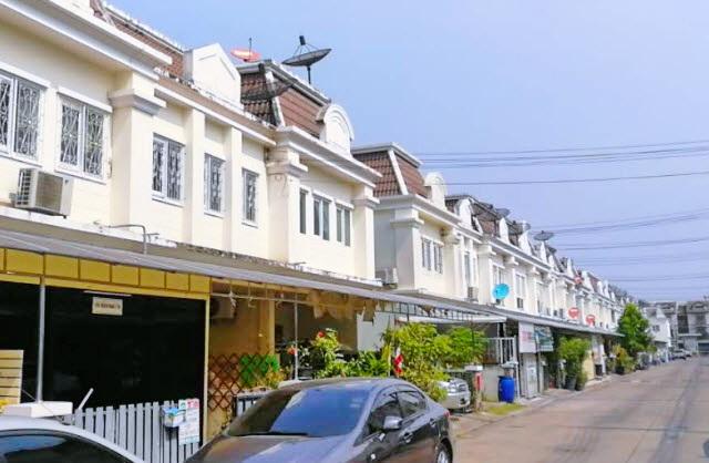 ให้เช่าบ้านทาวน์เฮ้าส์ 2 ชั้นด่วน! MRTรามอินทรา40 1.4กม.3นอน นวลจันทร์ แบตมินตัน ฟุตบอลคลับ 100ม. 2น้ำ 22ตร.วา.172 ตร.ม.