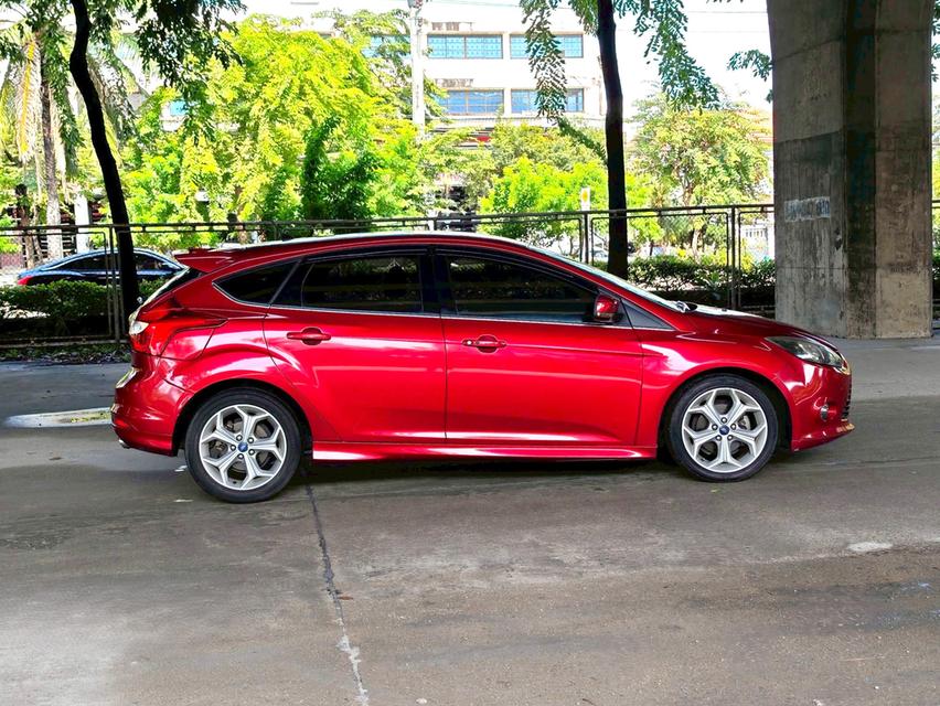 ขายรถ Ford Focus 2.0 Hatchback ปี 2013 สีแดง เกียร์ออโต้ 8
