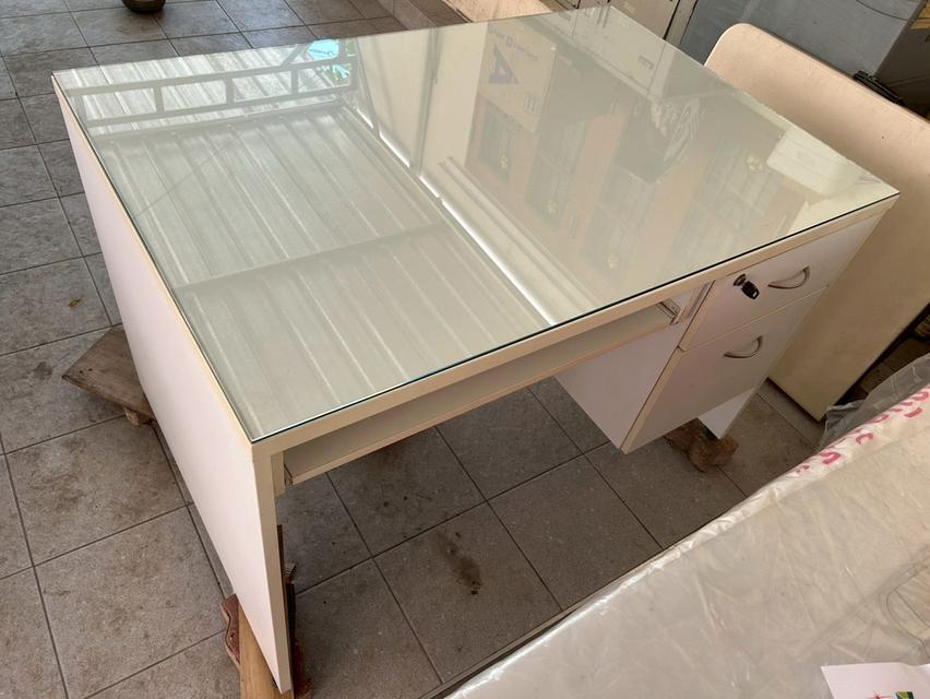 โต๊ะทำงานสีขาวราคา 1,490 บาท ก120xล60xส75 ซม. กระจกปูโต๊ะ 5 มม.เจียร์ปลีสวยงาม เก๊ะขวามีลูกกุญแจล็อคได้พร้อมถาดเครื่องเขียน เก๊ะกลางรางเลื่อน ขาปรับระ