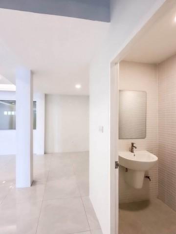 ขายทาวน์โฮมออฟฟิศ 3 ชั้นหลังมุม รีโนเวทใหม่ บ้านกลางเมืองพระรามเก้า-ลาดพร้าว ติดถนนเลียบทางด่วน ใกล้ทาวน์อินทาวน์ 6