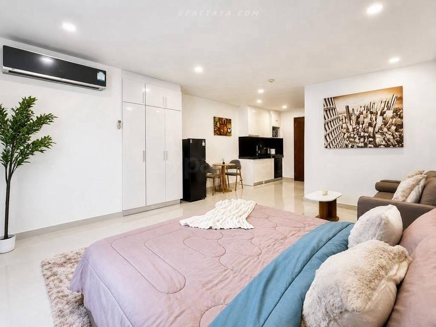 For Sale — Beachfront Studio Condo with Pool and Sea View at Club Royal PattayaStudio condo for sale at Club Royal Condominium, located in beachfront 6