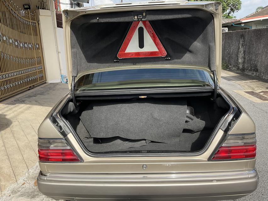 ขายรถยนต์ Mercedes Benz e220 สีทรายทองสภาพสวยมาก 5