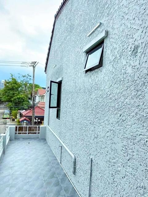 พร้อมเฟอร์ฯ ใหม่ สวย หรู MRTหัวหมาก800ม. รพ.รามคำแหง 400 ม.3นอน ให้เช่าทาวน์โฮม 2 ชั้น 27 ตร.วา. 220 ตร.ม. รร.นานาชาติแอ 7