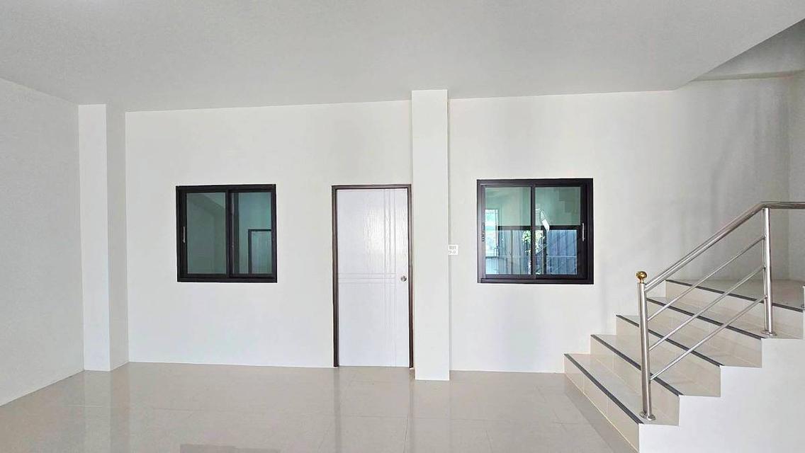 ขายอาคารพาณิชย์ 3 ชั้น 2 คูหา สภาพใหม่ บางแก้ว อ.เมืองอ่างทอง จ.อ่างทอง ติดถนนใหญ่ พื้นที่ 43.8 ตร.ว 18