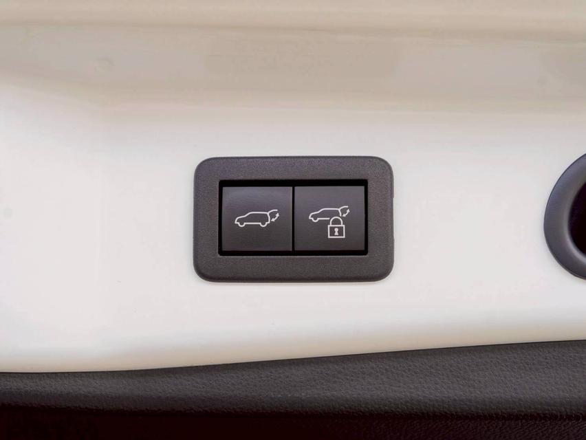 Toyota Innova Zenix 2.0 Hev Premium ปีจด 2024 14