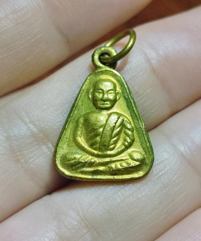 เหรียญจอบเล็ก หลวงพ่อเงิน วัดบางคลาน เนื้อทองเหลืองปี 2527