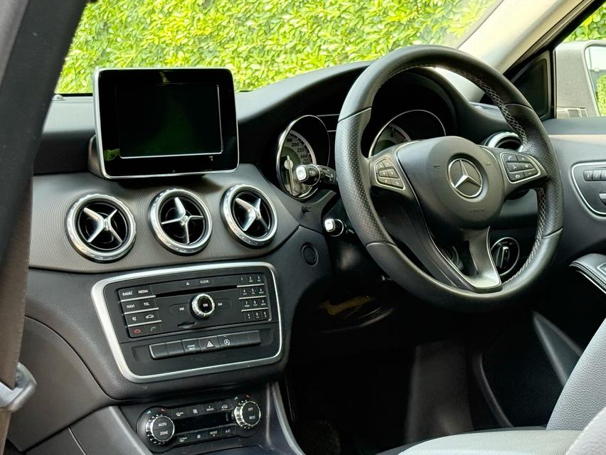 2017 BENZ GLA200 รถมือเดียวออกป้ายแดง รถวิ่งน้อย เข้าศูนย์ตามระยะ รถไม่เคยมีอุบัติเหตุครับ รูปที่ 12