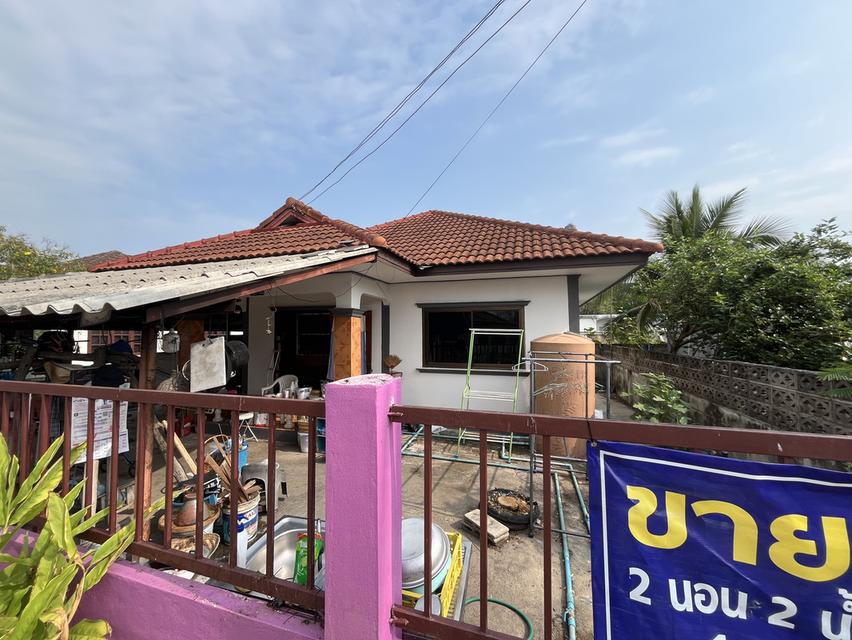 บ้านเดี่ยวหนึ่งชั้น สองห้องนอน สองห้องน้ำ หนึ่งห้องครัว มีที่จอดรถสองคัน 2