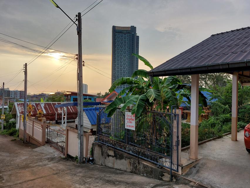 บ้านเดี่ยวบนเขา 54 ตรว. 2 ห้อนนอนใหญ่ 4x4 เมตร พร้อมโรงจอดรถเล็กได้ 2 คัน มีรั้วรอบขอบชิด มีมุ้งลวด เหล็กดัด ผ้าม่าน แอร์ เครื่อวทำน้ำอุ่น ครัว 3